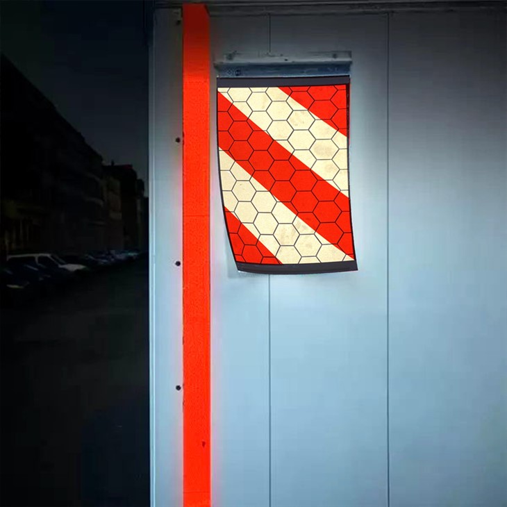 Reflexné výstražné vlajky pre zdvíhaciu plošinu nákladného vozidla